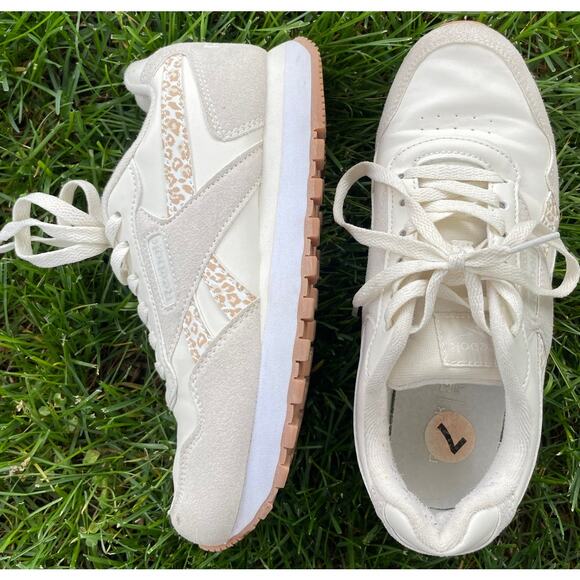sz 7 Classic Reebok Women's Leopard Print Low Top Sneakers Soft Beige - Picture 1 of 16